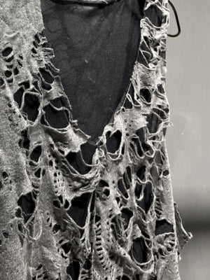 Zerrissenes Strick-Tanktop im Layer-Look in Grau und Schwarz – Ausschnitt im Detail | XoKool