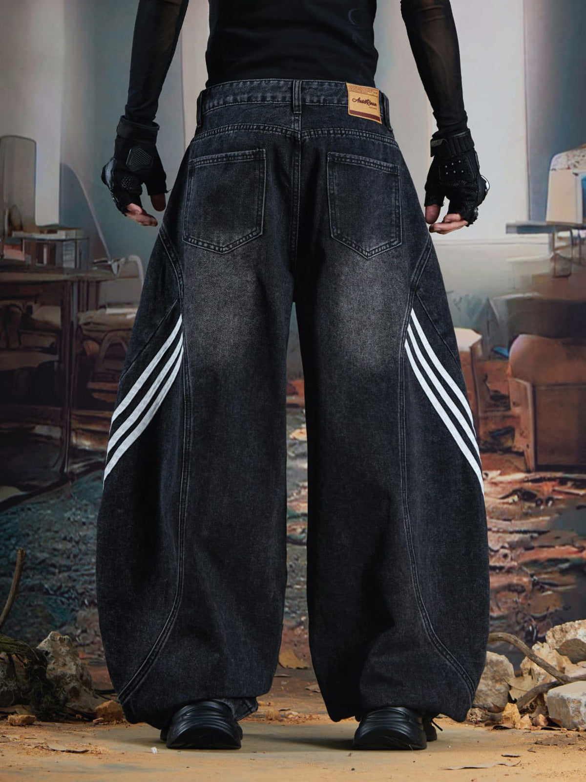 Barrel Jeans mit Seitenstreifen – Schwarz, am Model, Rückansicht | XoKool