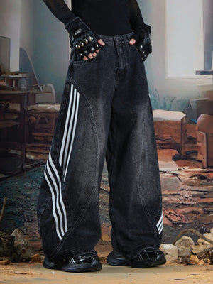 Barrel Jeans mit Seitenstreifen – Schwarz, am Model, Vorderansicht | XoKool