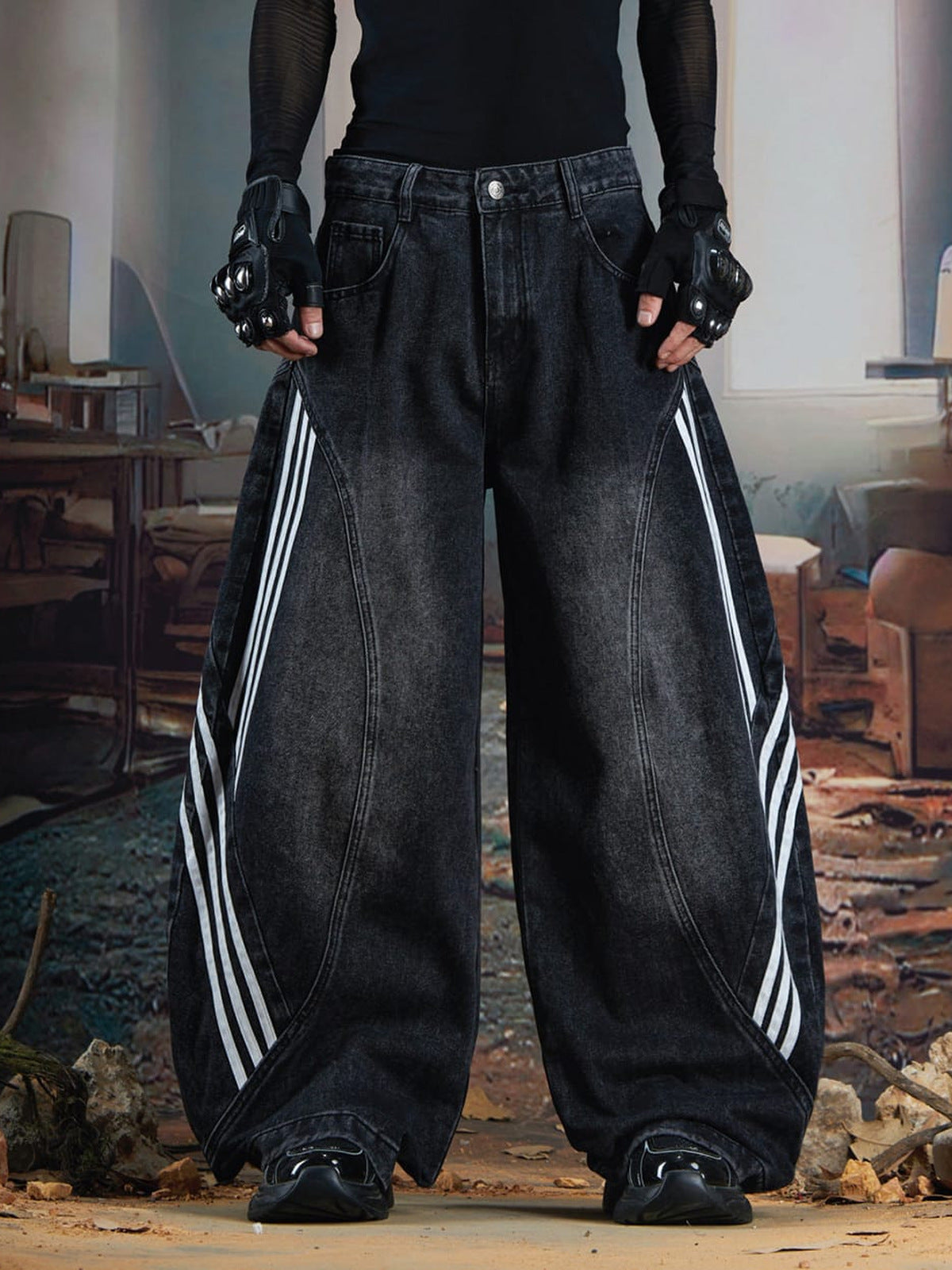 Barrel Jeans mit Seitenstreifen und gebogenen Nähten – Schwarz, am Model, Vorderansicht | XoKool