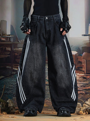 Barrel Jeans mit Seitenstreifen und gebogenen Nähten – Schwarz, am Model, Vorderansicht | XoKool