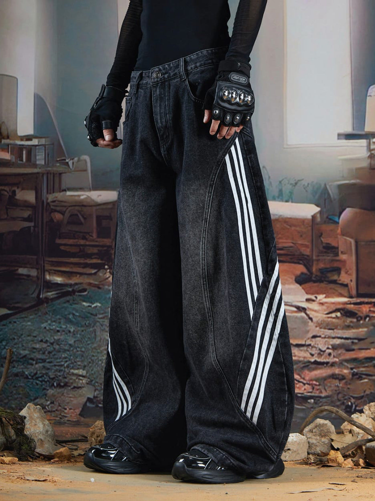 Barrel Jeans mit Seitenstreifen – Schwarz, am Model, Seitenansicht | XoKool