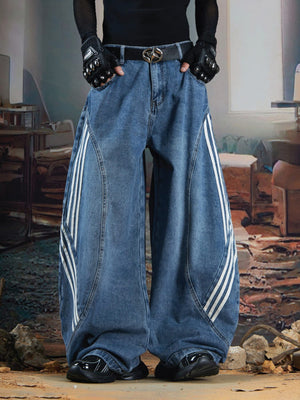 Barrel Jeans mit Seitenstreifen und gebogenen Nähten – Blau, am Model, Vorderansicht nah | XoKool