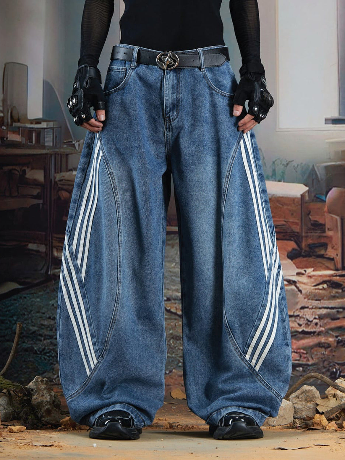 Barrel Jeans mit Seitenstreifen und gebogenen Nähten – Blau, am Model, Vorderansicht | XoKool