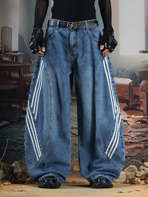 Barrel Jeans mit Seitenstreifen und gebogenen Nähten – Blau, am Model, Vorderansicht | XoKool