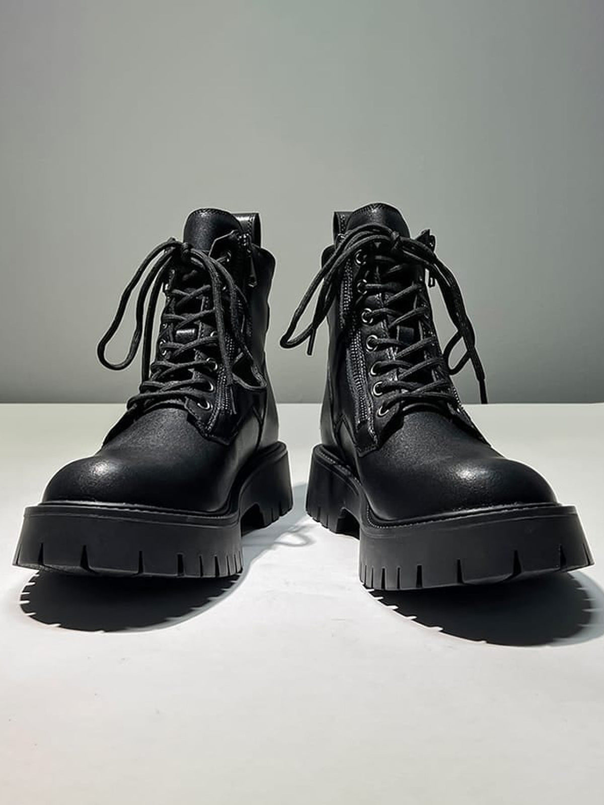 Combat Boots mit Seitenreißverschluss und Schnürung, Chunky – Vorderansicht Paar | XoKool