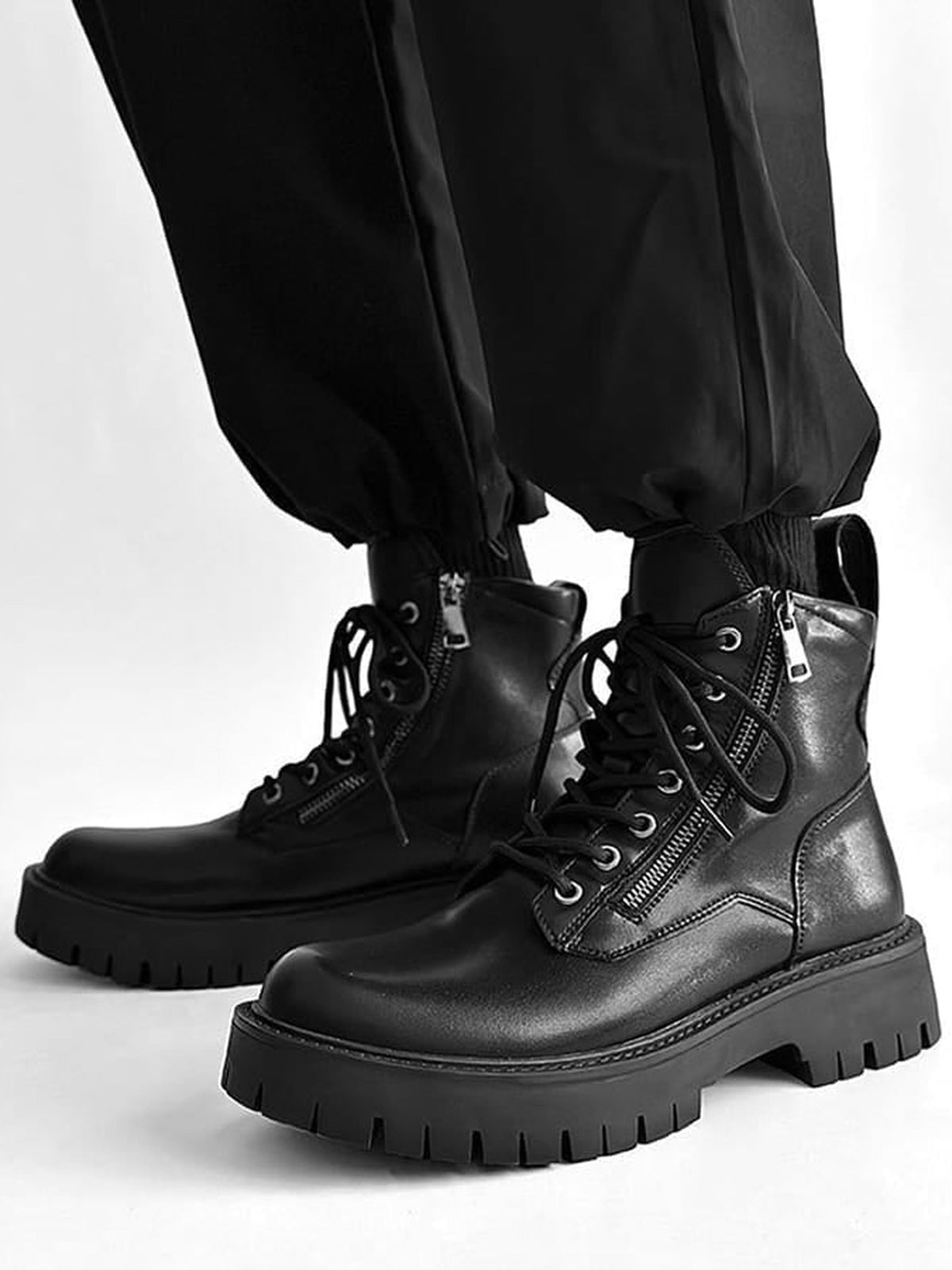Chunky Combat Boots mit Seitenreißverschluss und Schnürung – am Model mit schwarzer Hose | XoKool