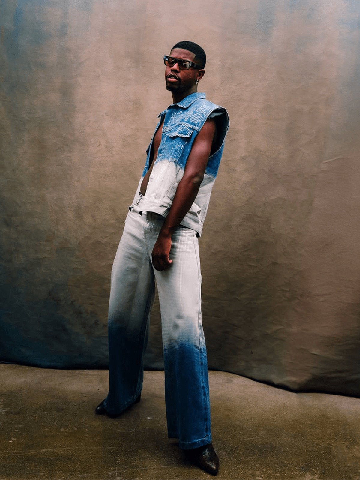 Barrel Jeans mit Pailletten im Ombré-Verlauf von Silber zu Blau – am Model, stehend | XoKool