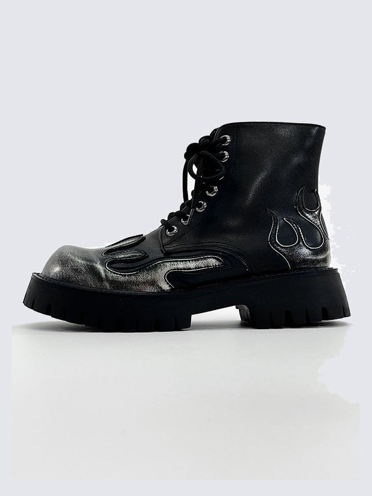 Silberne Plateau-Stiefeletten mit Flammen und Schnürung – Seitenansicht | XoKool