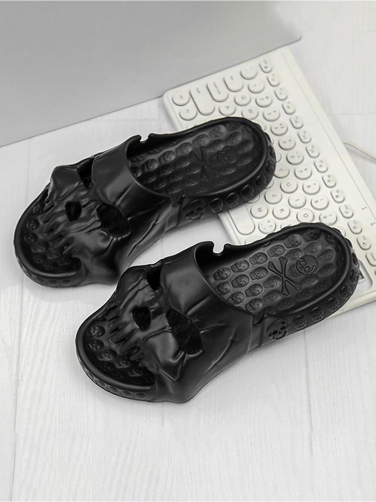 Skull Face Slides aus Formguss – schwarzes Paar, Draufsicht | XoKool