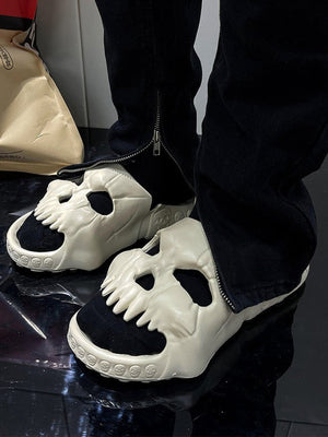 Skull Face Slides aus Formguss – am Model, beiges Paar zu schwarzen Jeans | XoKool