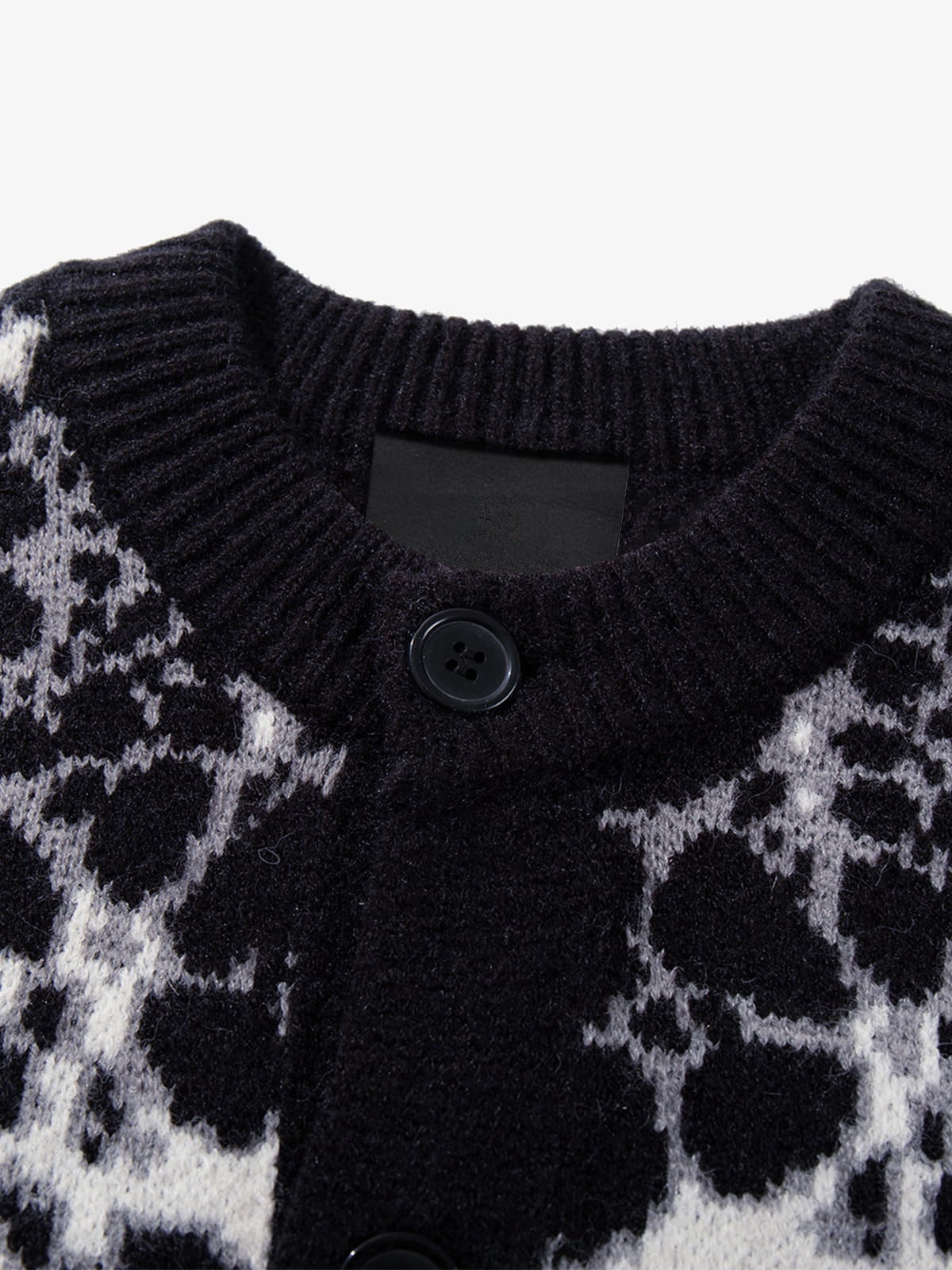 Leopard cardigan – Black, inner neck close-up | XoKool