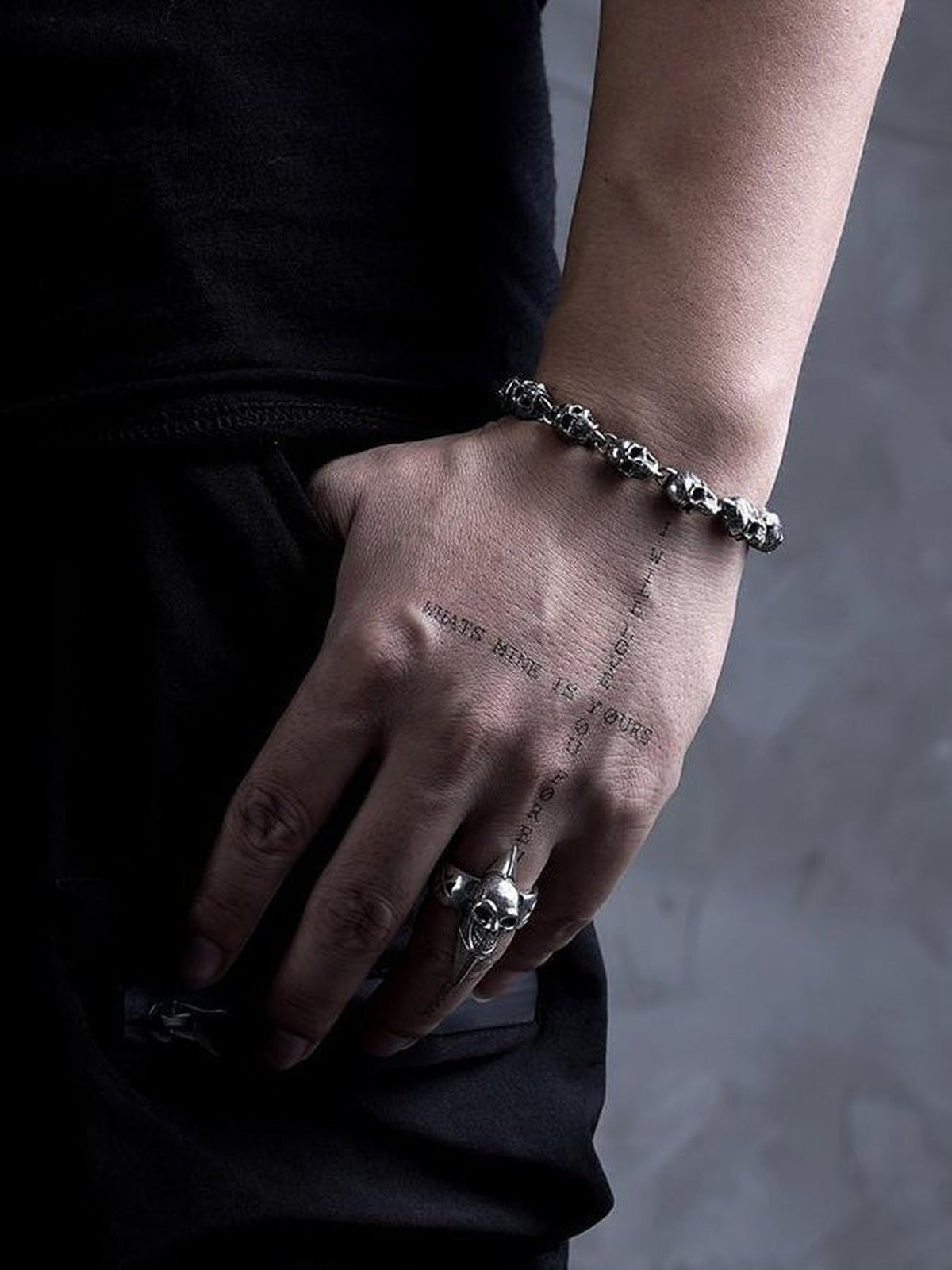 Totenkopf-Gliederarmband mit Knebelverschluss – am Handgelenk des Models | XoKool