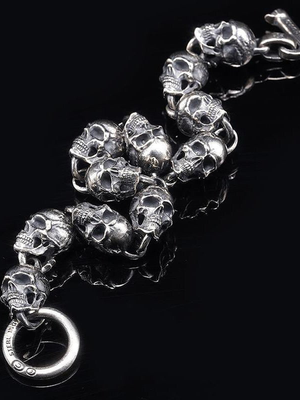 Skull bracelet – skull links close-up with ring | XoKool