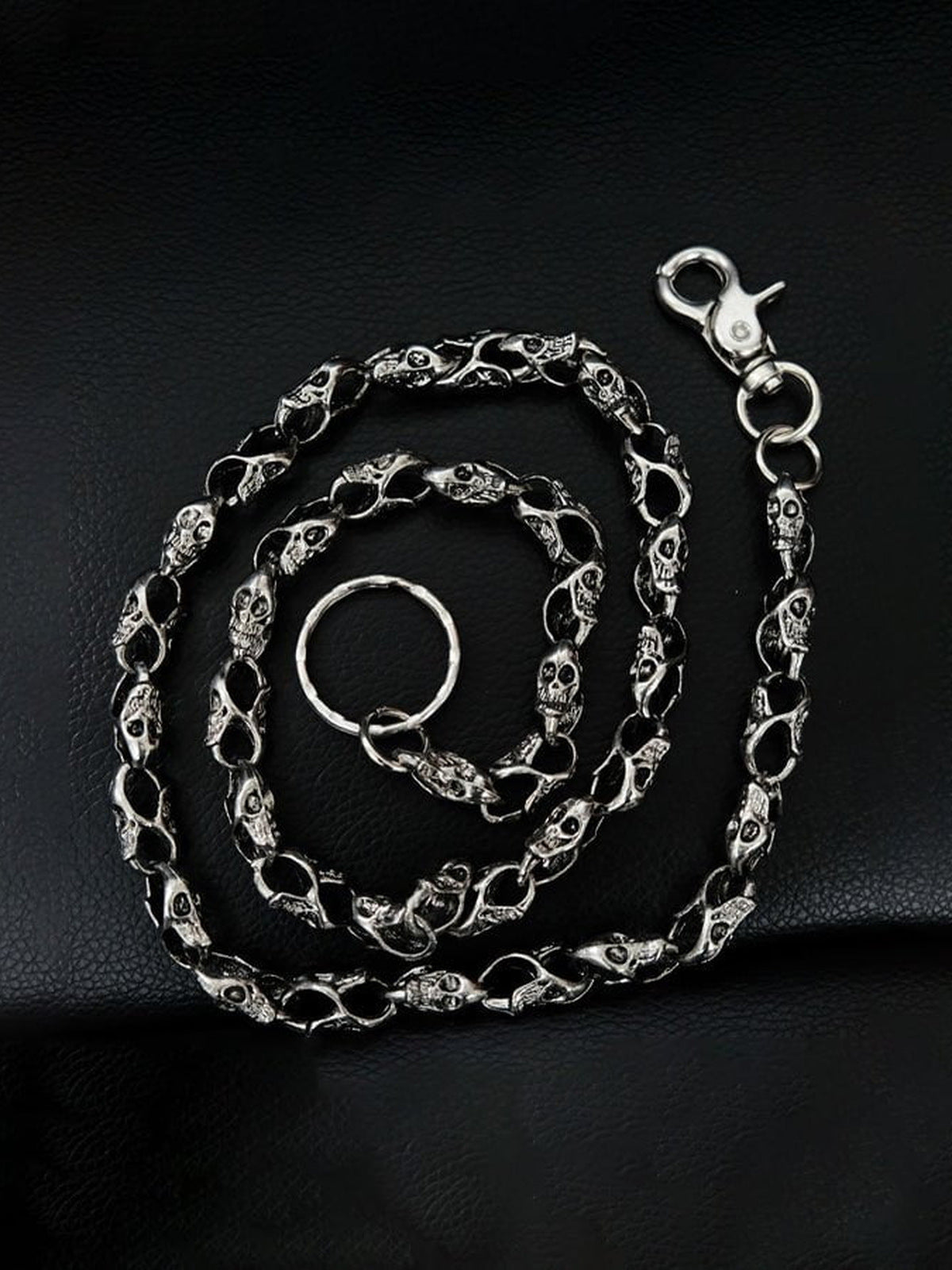 Cadena de cartera con eslabones de calavera en tono plata envejecida – cadena plateada enrollada, vista completa | XoKool