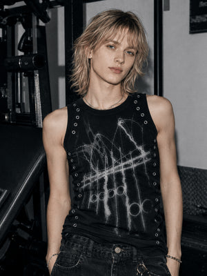 Camiseta sin mangas gráfica de corte ajustado con ojales metálicos – en modelo, negro, frente | XoKool