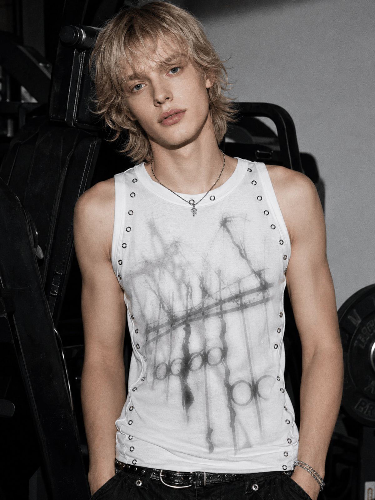 Camiseta sin mangas gráfica de corte ajustado con ojales metálicos – en modelo, blanco, frente | XoKool