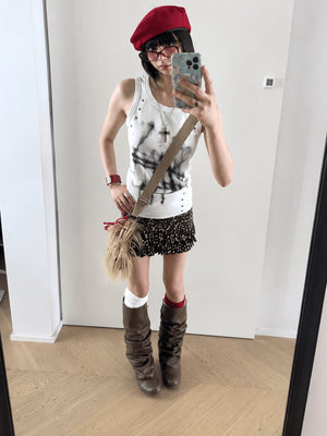 Camiseta sin mangas gráfica – en modelo, blanco, selfie en el espejo de cuerpo entero | XoKool