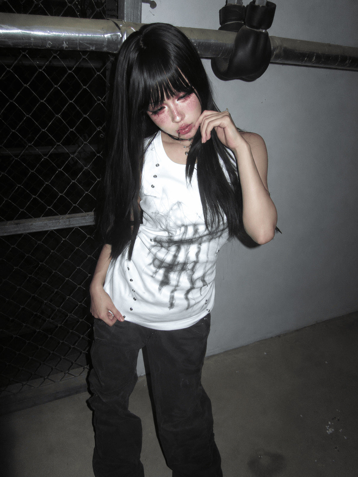 Camiseta sin mangas gráfica – en modelo, blanco, en la calle | XoKool