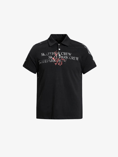 Polo estampado con botones de presión y texto
