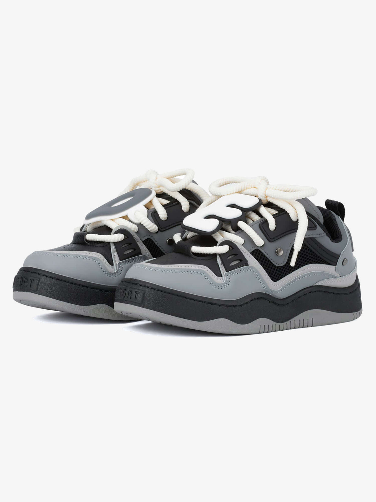 Letter patch skate shoes – detail view | XoKool