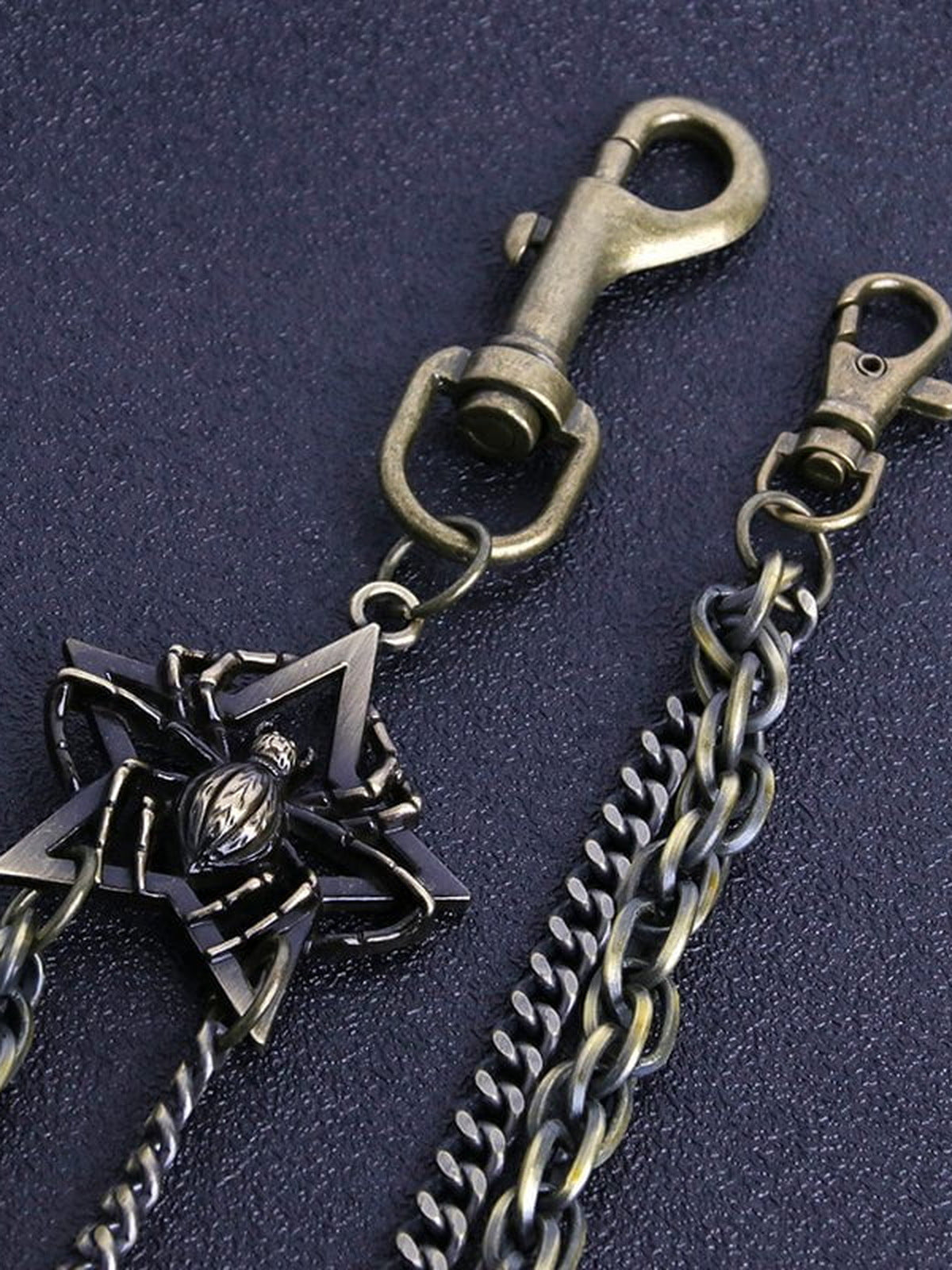Spider Emblem Wallet Chain in Antique Brass – clasp and emblem close-up | XoKool