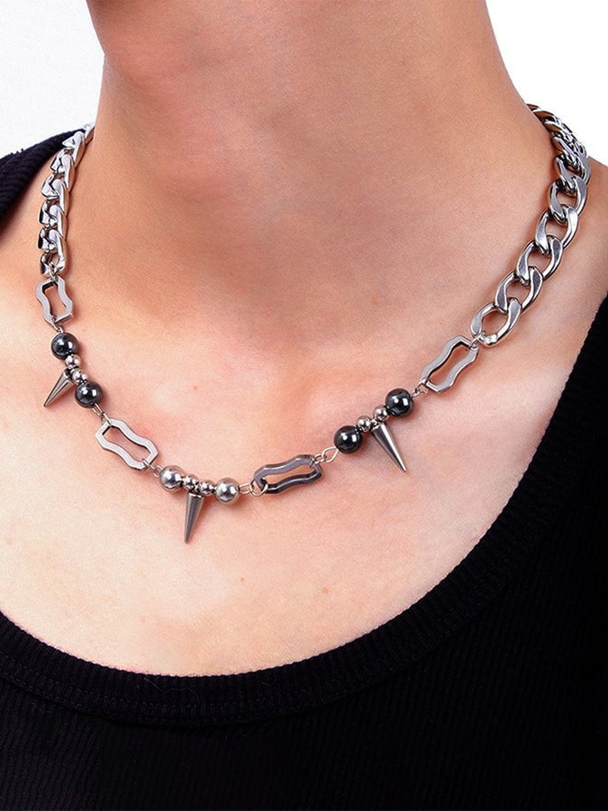 Halskette mit Spikes und Perlenkette – am Model, Nahaufnahme am Hals | XoKool