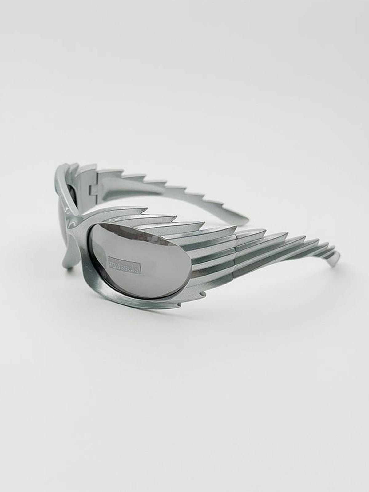 Spike Ridge Wrap-Sonnenbrille mit verspiegelten Gläsern – Silber, schräge Ansicht | XoKool