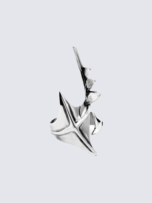 Anillo de dedo alienígena con pinchos en tono plateado – frente, en ángulo | XoKool