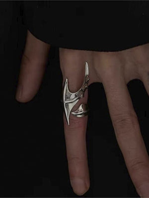 Anillo con pinchos – en modelo, vista del dedo largo | XoKool