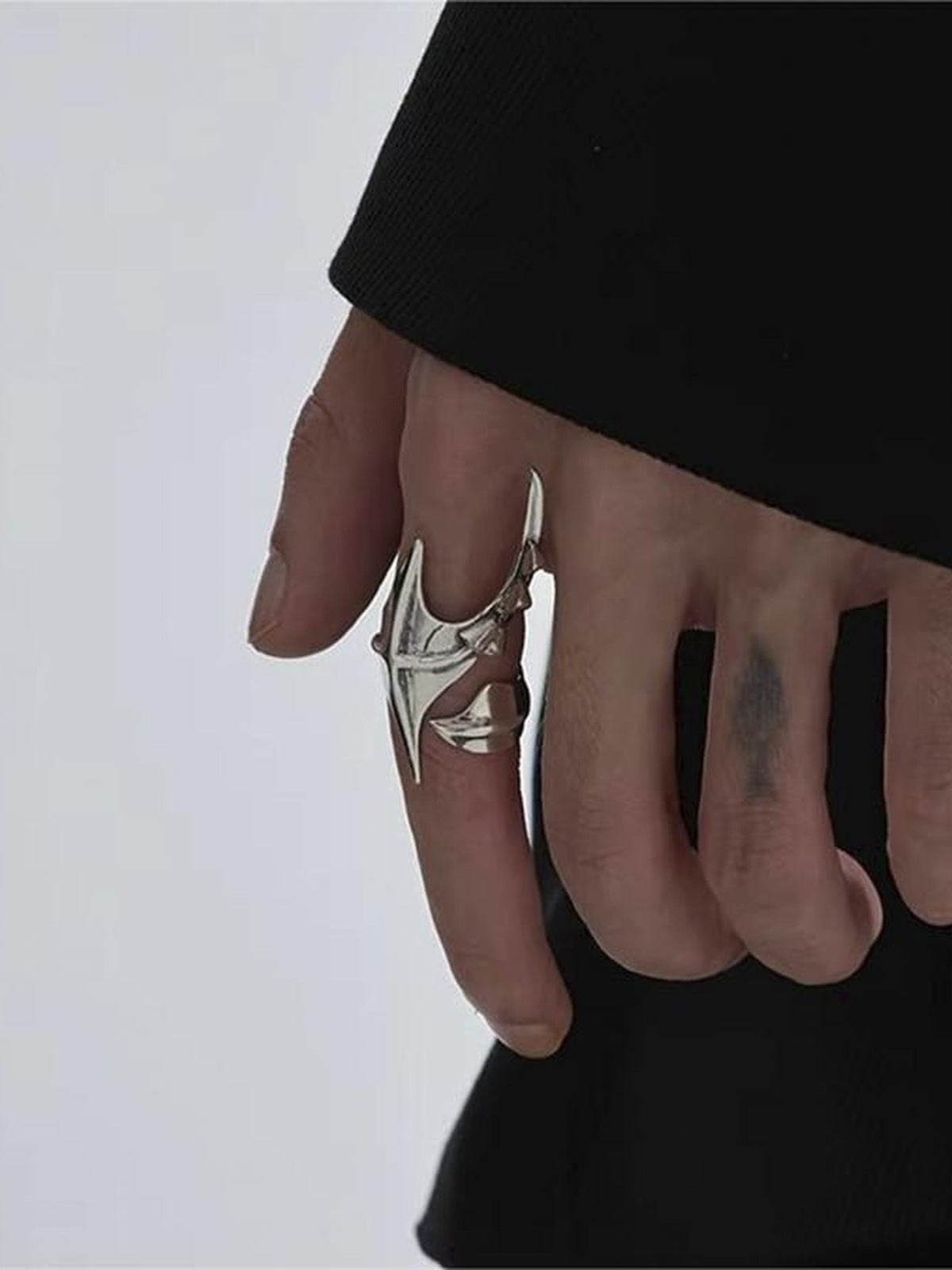 Anillo alien con pinchos en tono plateado – en modelo, lateral | XoKool