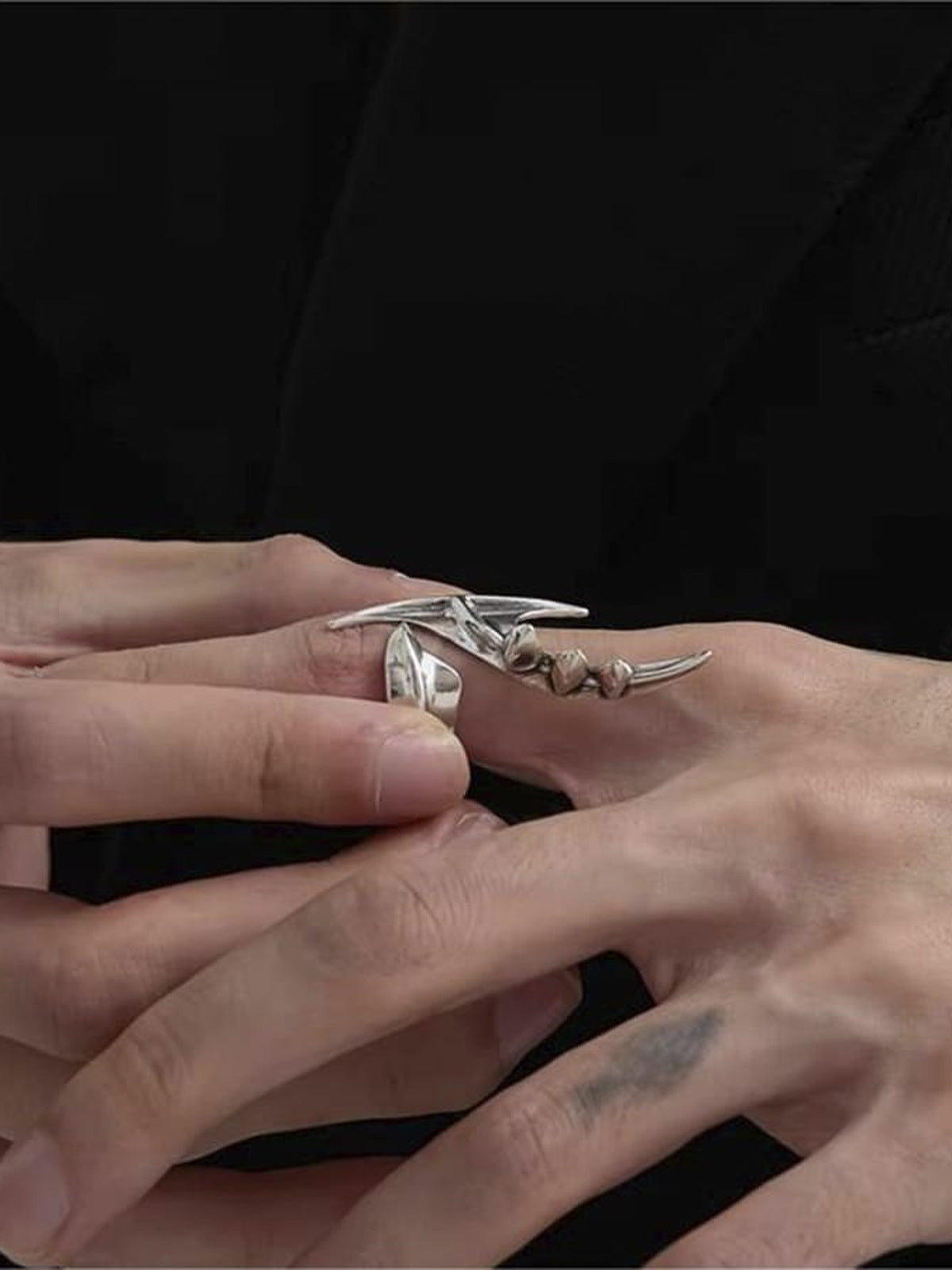 Anillo alien con pinchos en tono plateado – en modelo, vista superior | XoKool