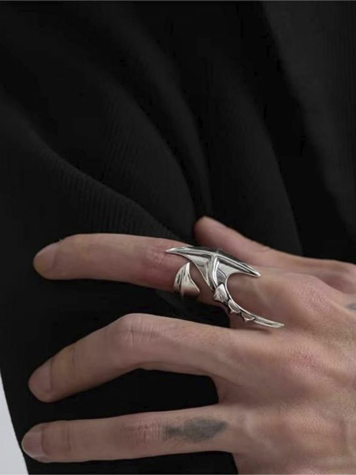 Anillo alien con pinchos en tono plateado – en modelo | XoKool