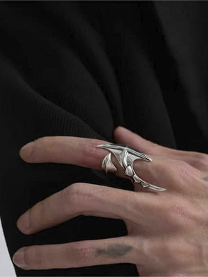 Anillo alien con pinchos en tono plateado – en modelo | XoKool