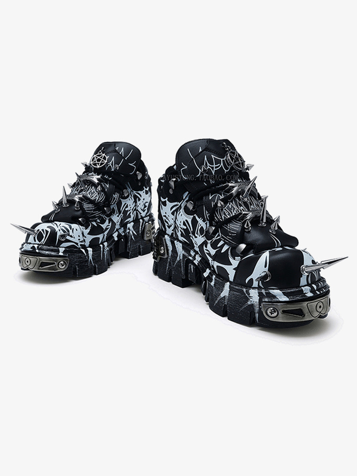 Zapatos de plataforma con púas en blanco y negro – vista en ángulo de la punta | XoKool