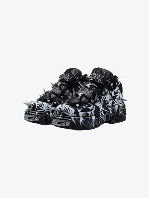 Zapatos de plataforma con púas en blanco y negro – Negro, par en ángulo | XoKool