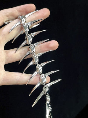 Spiked link bracelet – held between fingers | XoKool