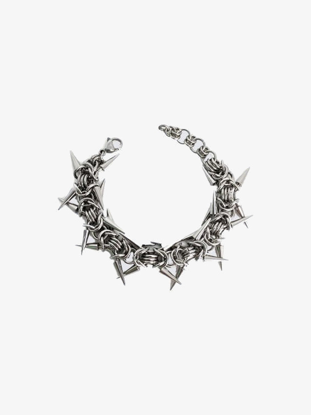 Pulsera de malla metálica con pinchos en tono plateado – en plano | XoKool