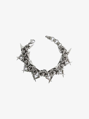 Pulsera de malla metálica con pinchos en tono plateado – en plano | XoKool