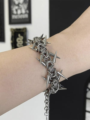 Pulsera de malla metálica con pinchos en tono plateado – en la muñeca, lateral | XoKool