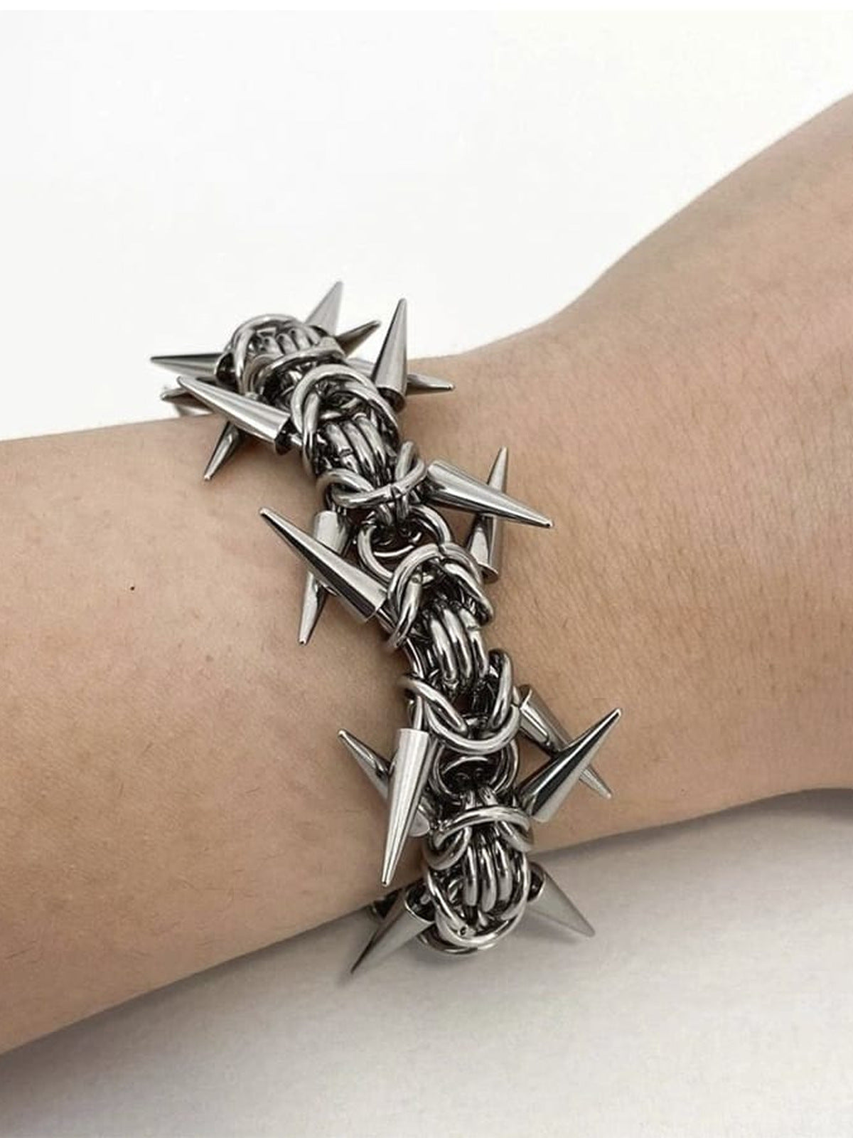Pulsera de malla metálica con pinchos en tono plateado – en la muñeca | XoKool