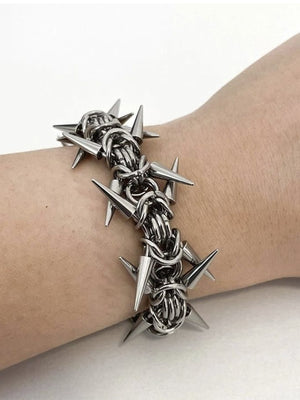 Pulsera de malla metálica con pinchos en tono plateado – en la muñeca | XoKool