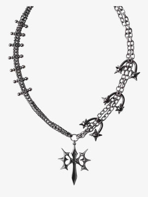 Collar de cadena asimétrica con cruz y pinchos – vista plana | XoKool