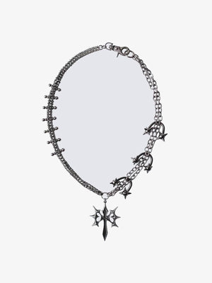 Collar de cadena asimétrica con cruz y pinchos – vista plana | XoKool