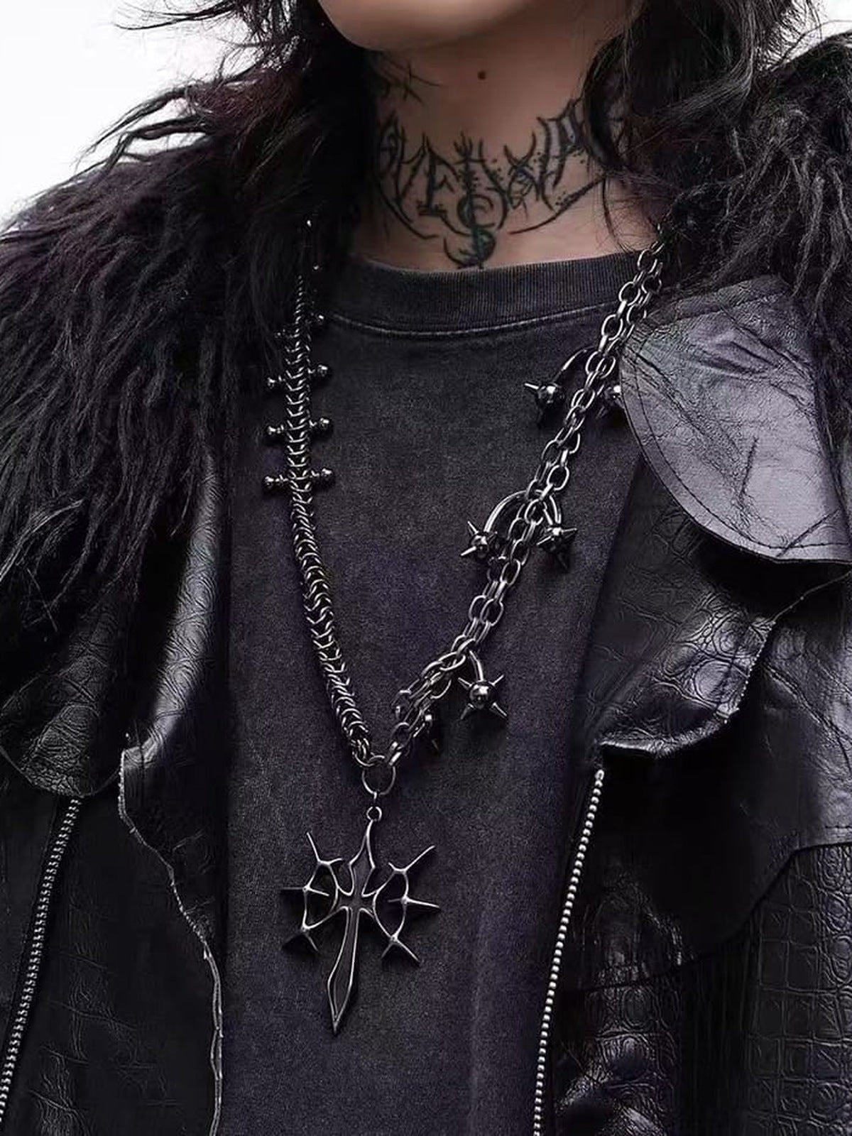 Asymmetrische Kettenhalskette mit Nieten-Kreuz – am Model, Nahaufnahme | XoKool