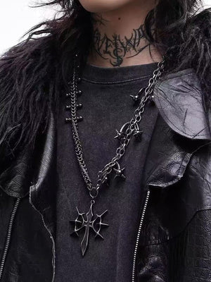 Collar de cadena asimétrica con cruz y pinchos – en modelo, plano detalle | XoKool