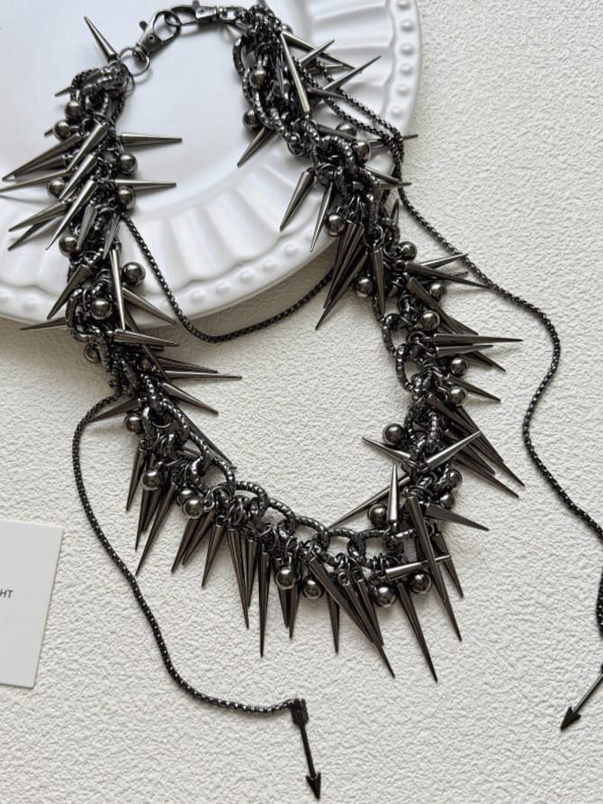 Wallet Chain mit Spikes – flach liegend mit langen Ketten | XoKool