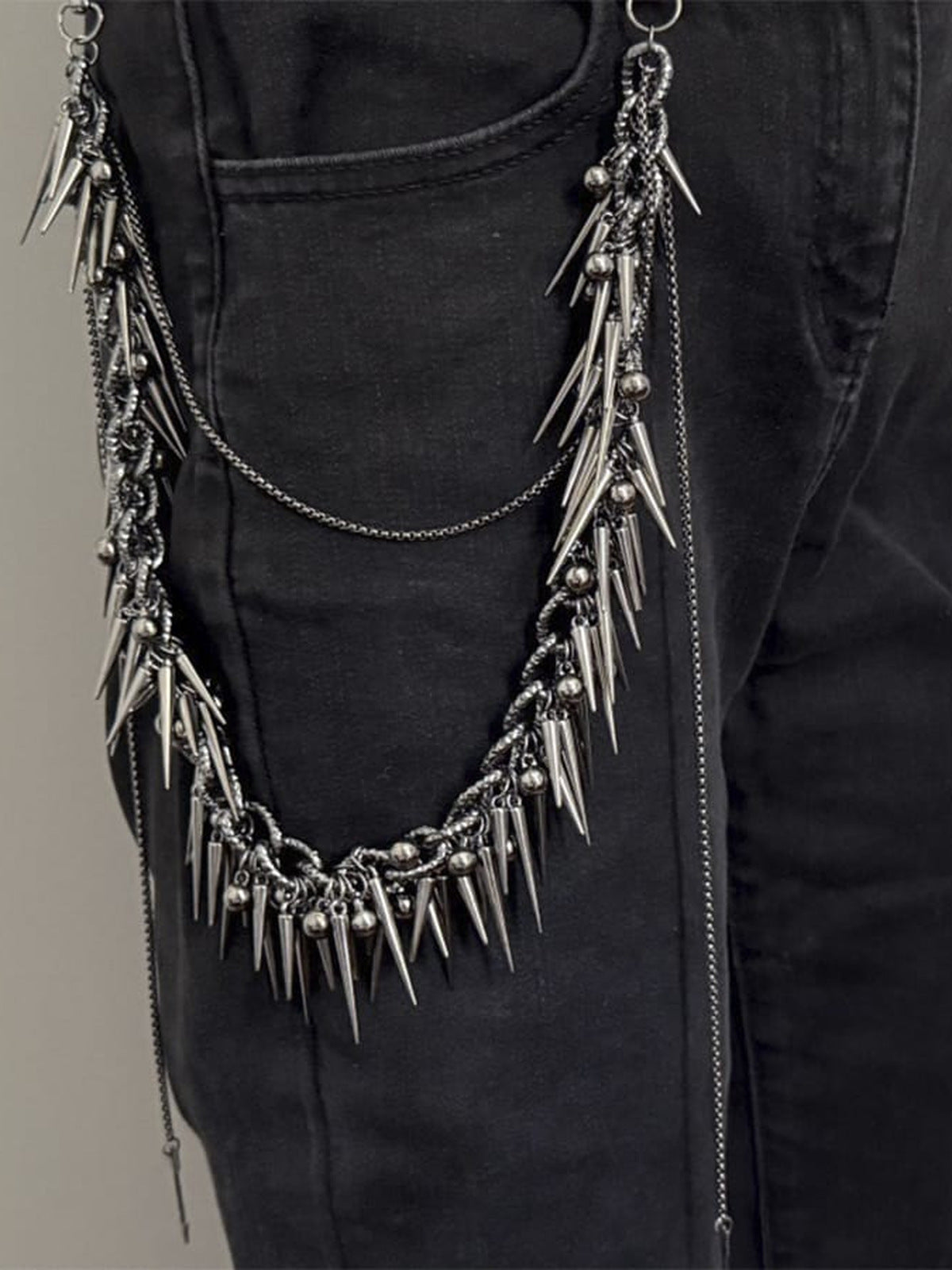 Wallet Chain mit Spikes in Gunmetal – an schwarzer Jeans | XoKool