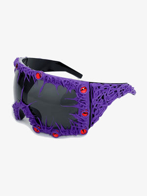 Sonnenbrille mit Spikes im Shield-Style und roten Strasssteinen – Lila, Schrägansicht | XoKool