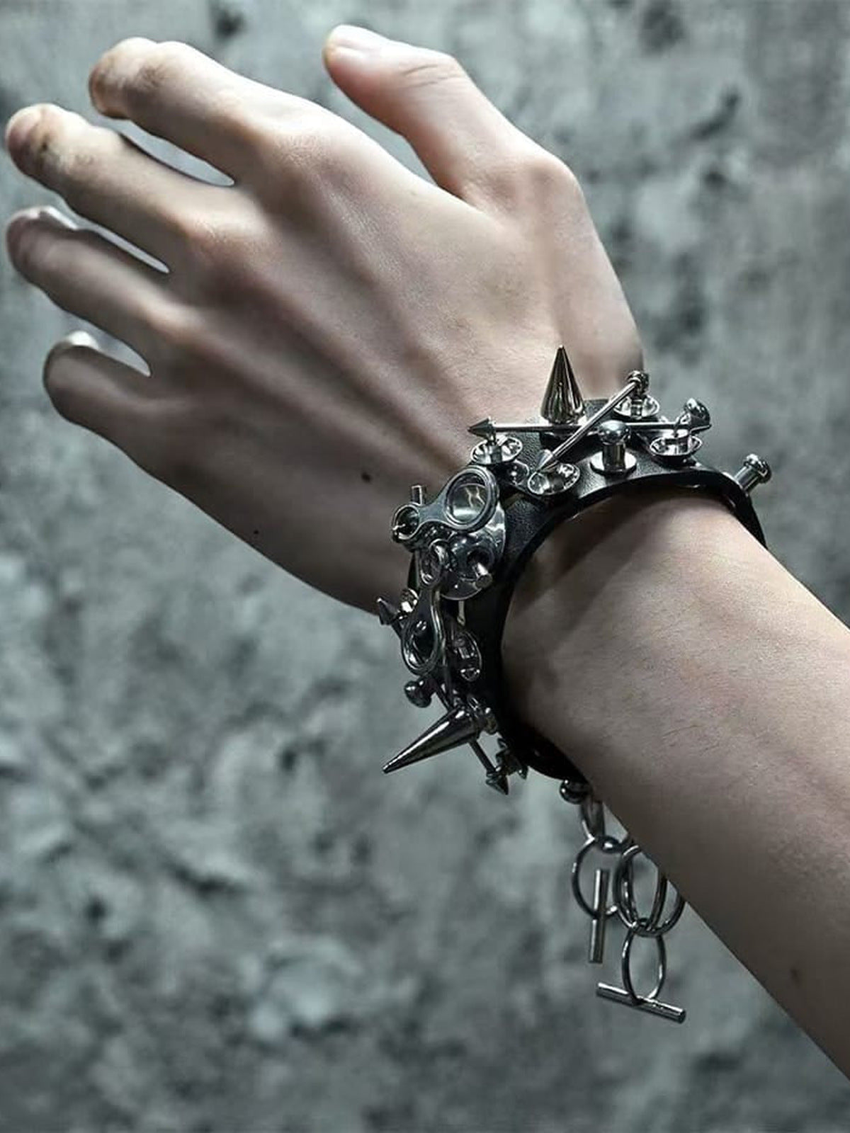 Armband aus Kunstleder mit Nieten und Totenkopf-Anhänger – am Handgelenk, Seitenansicht | XoKool